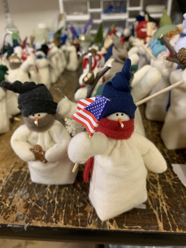 Middle Snowfolk W/Curly Hat